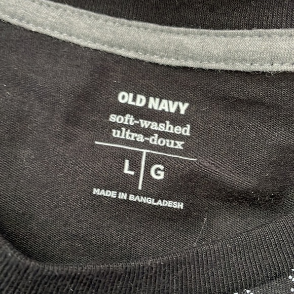 Men’a Old Navy Printed Tee - Picture 2 of 3